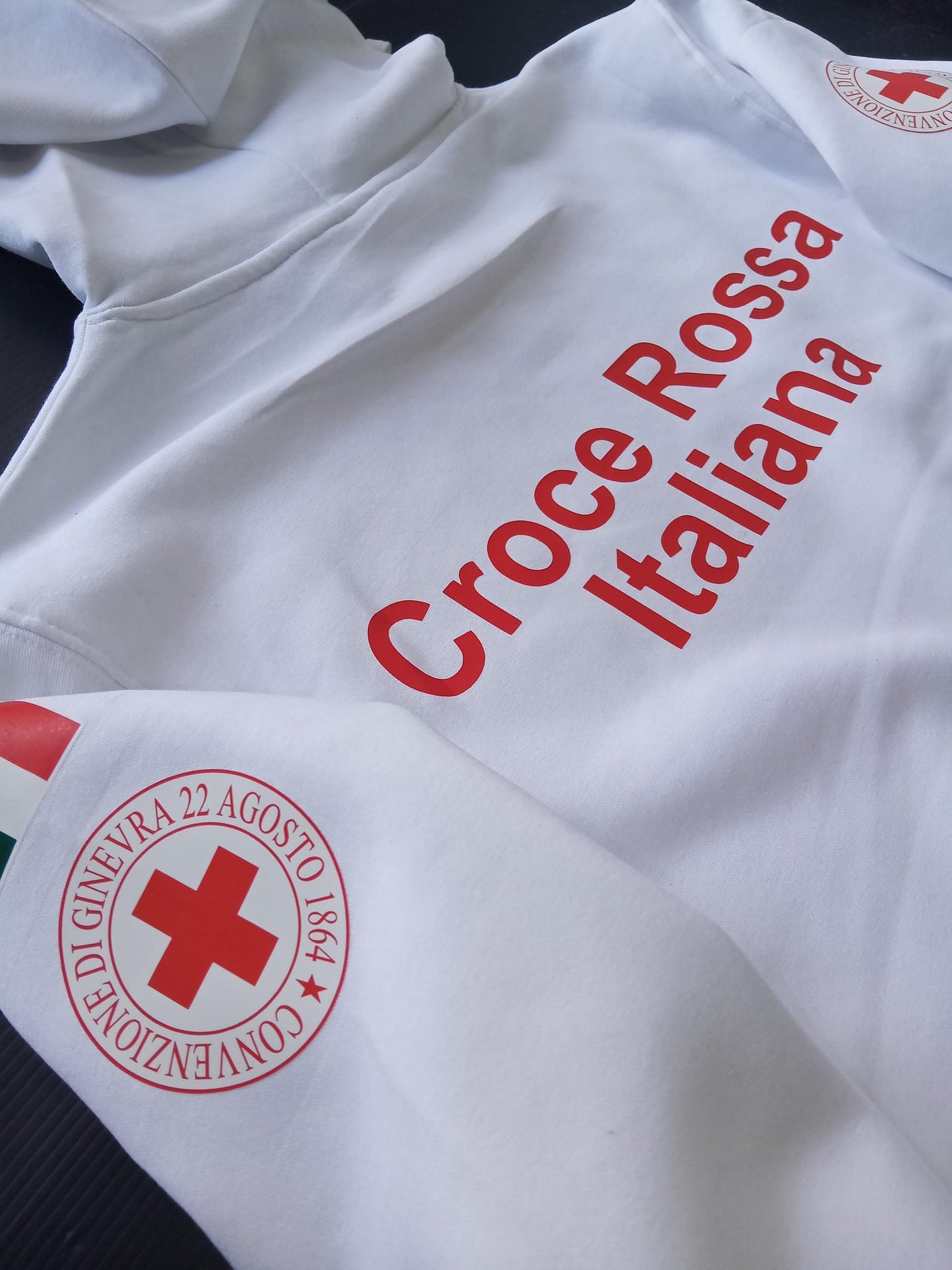 Felpa bianca con cappuccio della Croce Rossa Italiana