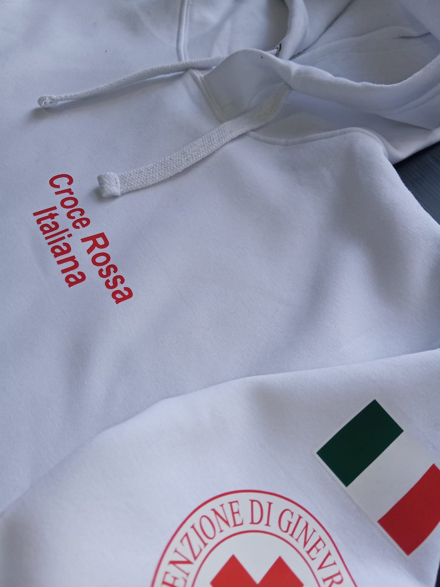 Felpa bianca con cappuccio della Croce Rossa Italiana