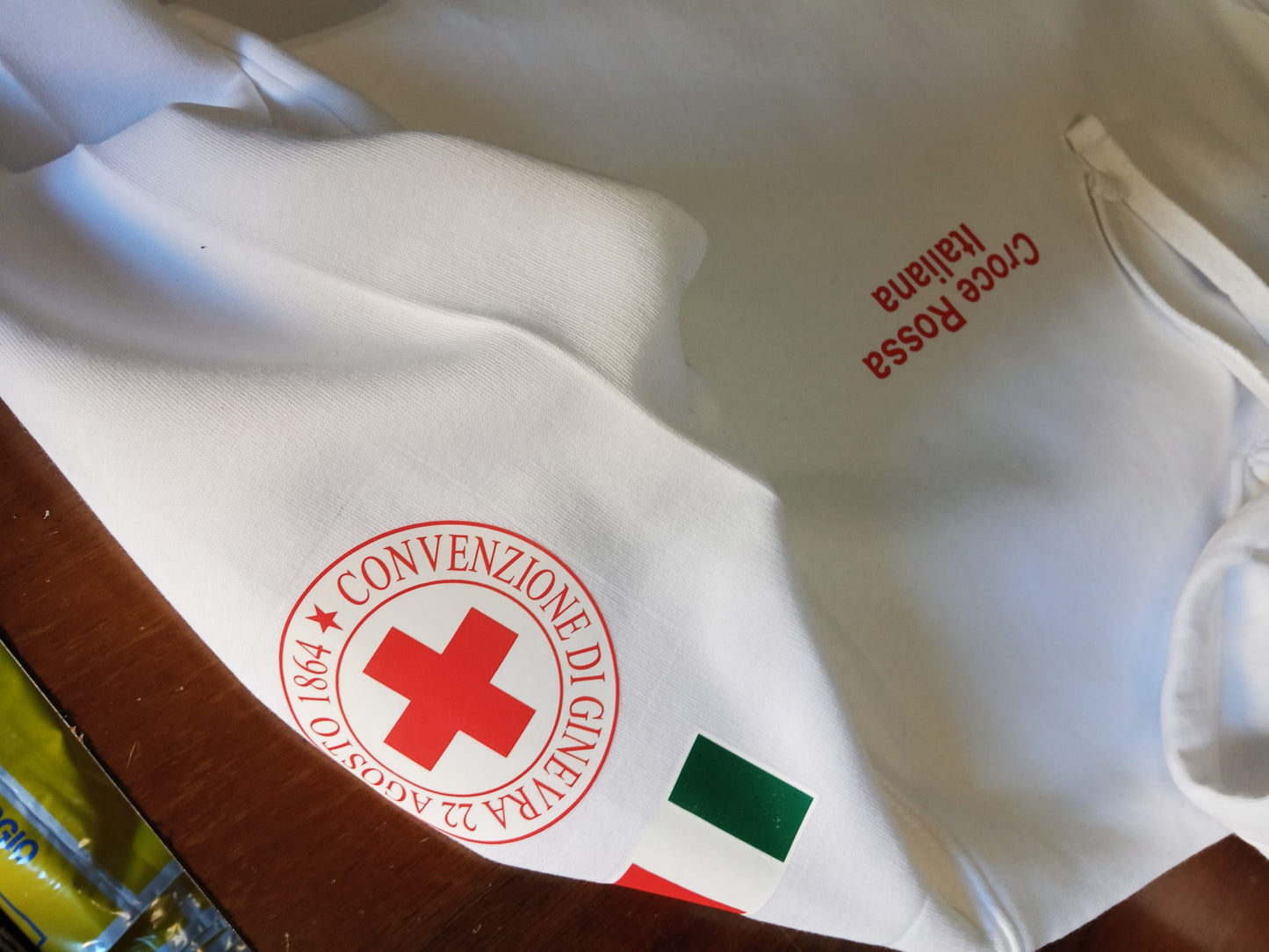 Felpa bianca con cappuccio della Croce Rossa Italiana