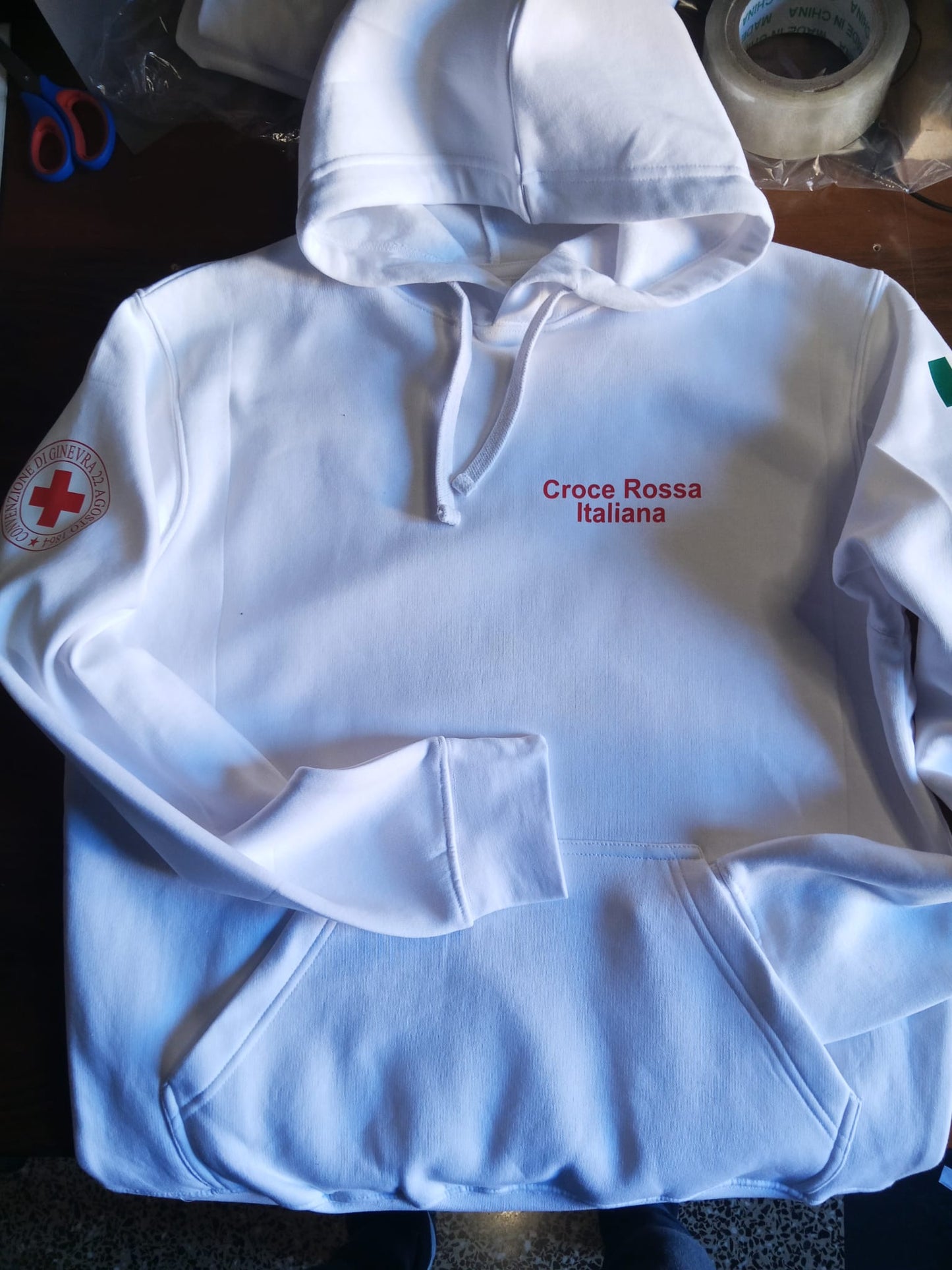 Felpa bianca con cappuccio della Croce Rossa Italiana